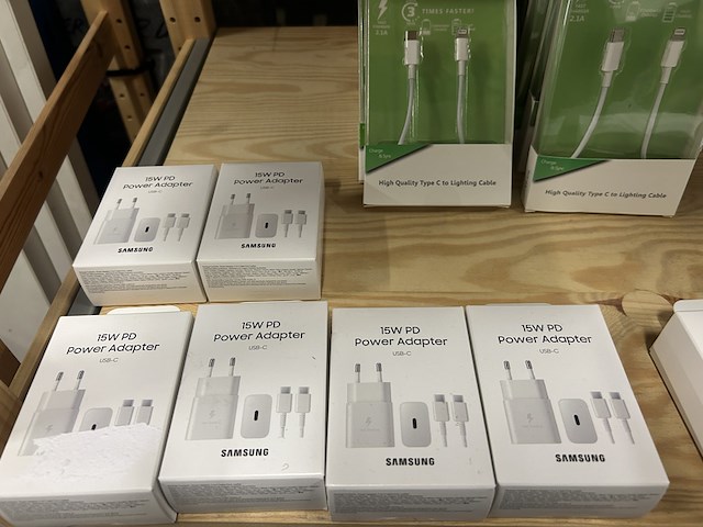 Ca. 100 partij diverse telefoon/horloge accessoires w.o. spigen, mobiparts - afbeelding 4 van  10