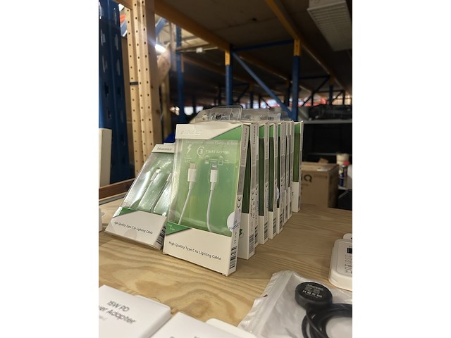 Ca. 100 partij diverse telefoon/horloge accessoires w.o. spigen, mobiparts - afbeelding 6 van  10