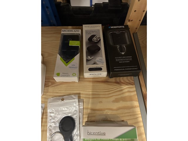 Ca. 100 partij diverse telefoon/horloge accessoires w.o. spigen, mobiparts - afbeelding 8 van  10