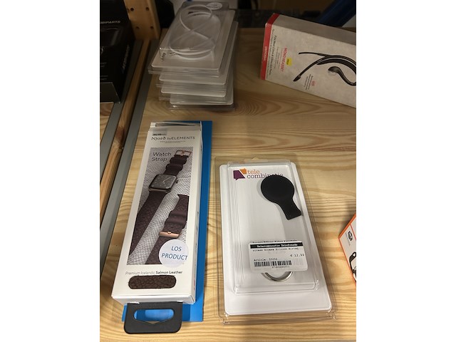 Ca. 100 partij diverse telefoon/horloge accessoires w.o. spigen, mobiparts - afbeelding 9 van  10