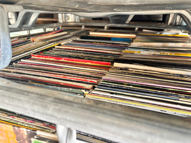 Ca. 1000x kratten met nederlandstalig singles, 7-inch vinyl - afbeelding 1 van  1