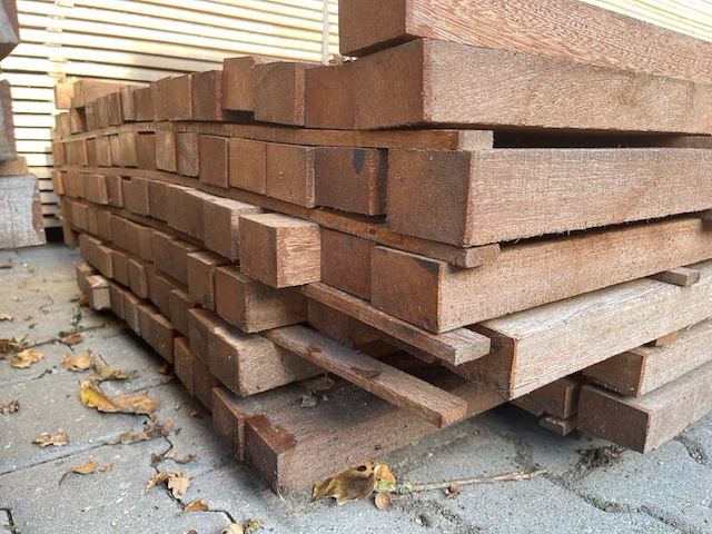 Ca. 100x angelim pedra onderliggers fijnbezaagd, 40x60mm, lengte 465cm - afbeelding 2 van  3