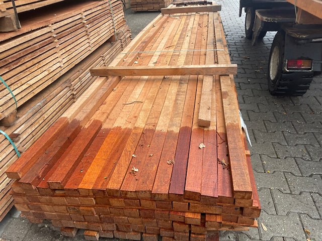 Ca. 100x angelim pedra regels fijnbezaagd, 40x60mm, lengte 465cm - afbeelding 1 van  3
