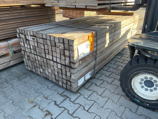 Ca. 100x azobe palen fijnbezaagd gepunt, 60x60mm, lengte 275cm - afbeelding 2 van  3