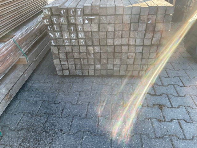 Ca. 100x azobe palen fijnbezaagd gepunt, 60x60mm, lengte 275cm - afbeelding 3 van  3
