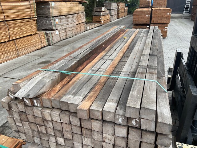 Ca. 100x azobe palen fijnbezaagd gepunt, 60x60mm, lengte 275cm - afbeelding 1 van  3
