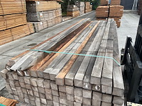 Ca. 100x azobe palen fijnbezaagd gepunt, 60x60mm, lengte 275cm - afbeelding 1 van  3