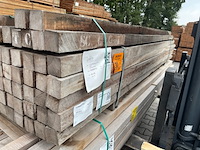 Ca. 100x azobe palen fijnbezaagd gepunt, 60x60mm, lengte 275cm - afbeelding 2 van  3