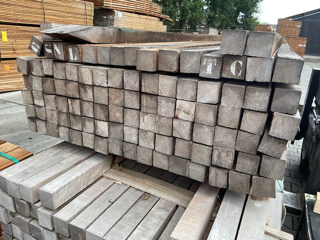 Ca. 100x azobe palen fijnbezaagd gepunt, 60x60mm, lengte 275cm - afbeelding 3 van  3