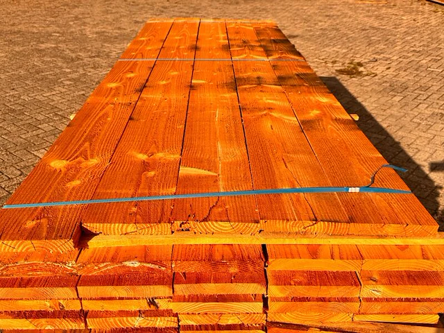 Ca. 100x douglas planken fijnbezaagd, 30x200mm, lengte 300cm - afbeelding 1 van  3