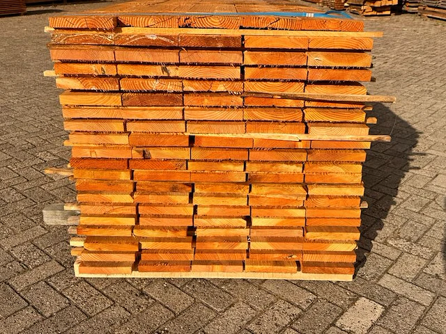 Ca. 100x douglas planken fijnbezaagd, 30x200mm, lengte 300cm - afbeelding 3 van  3