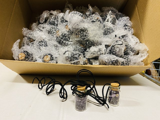 Ca. 100x geschenkflesjes aan koord met amethist - afbeelding 1 van  3