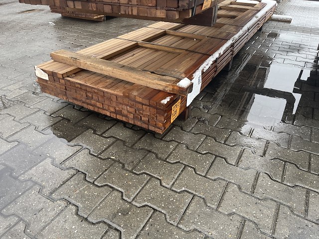Ca. 100x guyana teak latten geschaafd, 27x40mm, lengte 36/425cm, 64/455cm - afbeelding 1 van  2