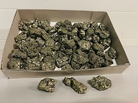 Ca. 100x pyriet clusters