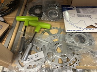 Ca. 100x (race)fiets artikelen w.o. kettingbladen, w.o. shimano, miche - afbeelding 11 van  11