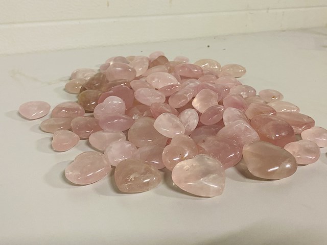 Ca. 100x rozenkwarts hartjes - afbeelding 1 van  4