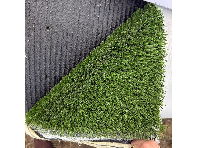 Ca. 101,2m2 kunstgras, 30 mm hoog, groen - afbeelding 1 van  2