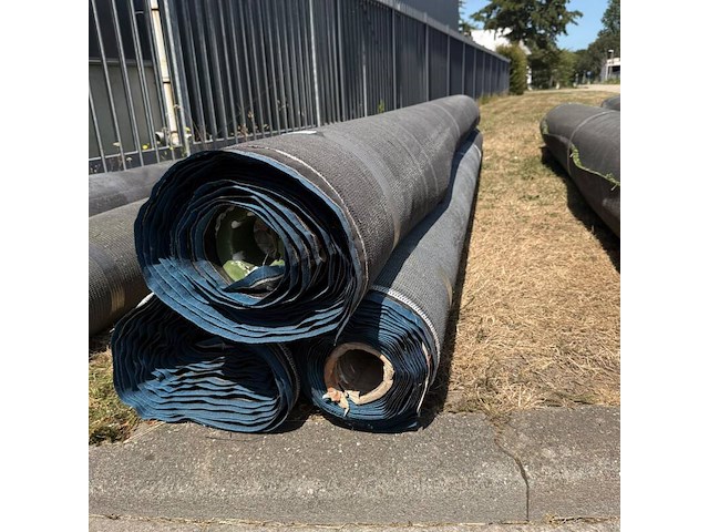 Ca. 102,8m2 kunstgras, 24 mm hoog, groen - afbeelding 2 van  3