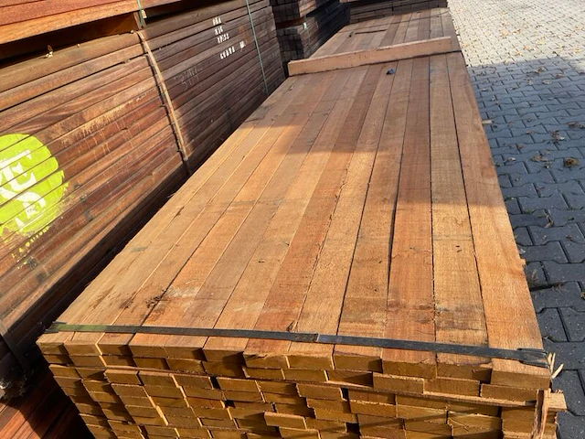 Ca. 102x guyana teak planken fijnbezaagd, 31x80mm, lengte 430cm - afbeelding 1 van  3