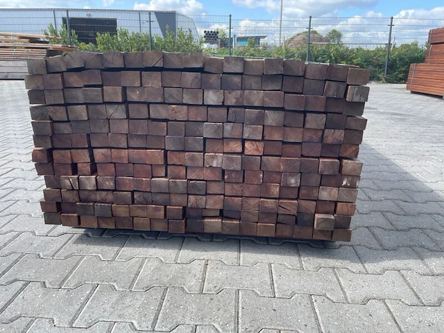 Ca. 102x hardhouten onderliggers geschaafd, 42x57mm, lengte 395cm - afbeelding 3 van  3