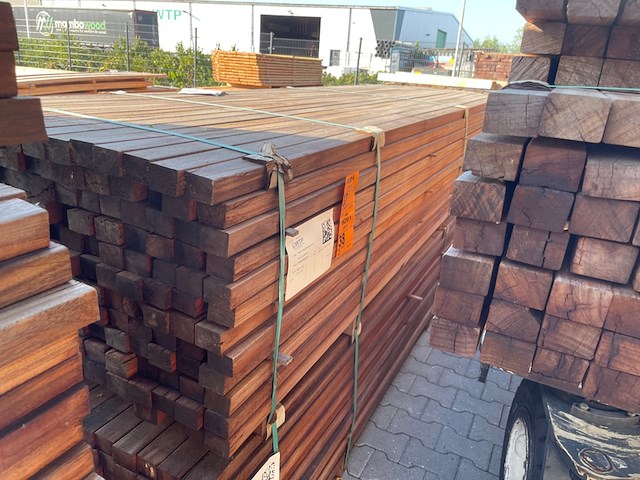 Ca. 102x hardhouten regels geschaafd, 42x57mm, lengte 335cm - afbeelding 2 van  3