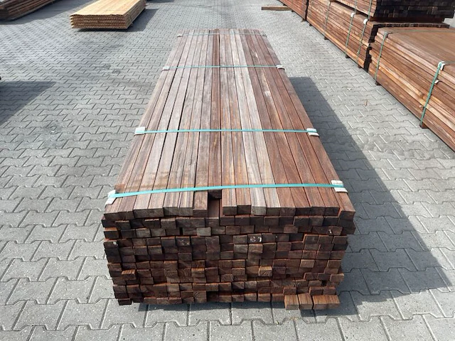 Ca. 102x hardhouten regels geschaafd, 42x57mm, lengte 335cm - afbeelding 1 van  3