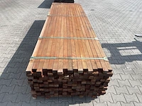 Ca. 102x hardhouten regels geschaafd, 42x57mm, lengte 335cm