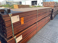 Ca. 102x hardhouten regels geschaafd, 42x57mm, lengte 395cm - afbeelding 2 van  3