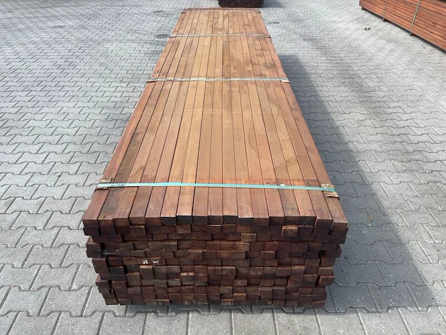 Ca. 102x hardhouten regels geschaafd, 42x57mm, lengte 395cm - afbeelding 1 van  3