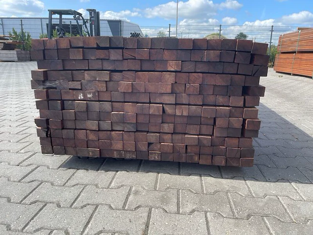 Ca. 102x hardhouten regels geschaafd, 42x57mm, lengte 395cm - afbeelding 2 van  3