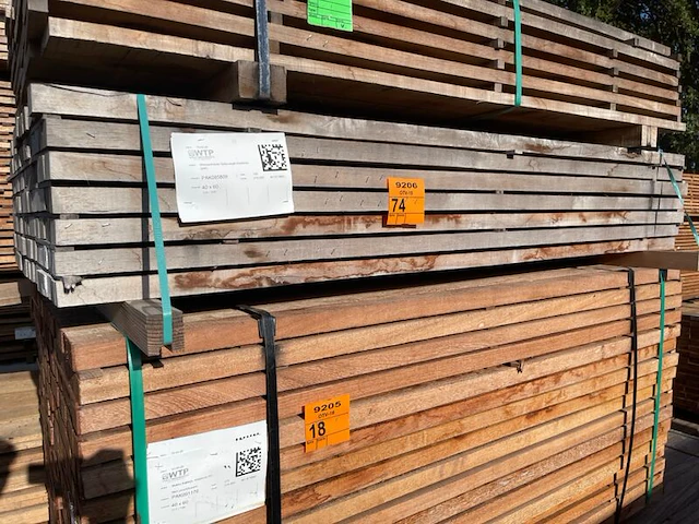 Ca. 105x massaraduba regels fijnbezaagd, 40x60mm, lengte 200cm - afbeelding 4 van  4