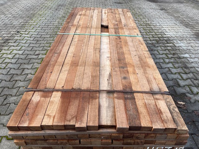 Ca. 105x massaranduba regels fijnbezaagd, 40x60mm, lengte 200cm - afbeelding 1 van  4