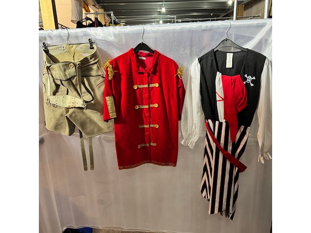 Ca. 107x kind, piraat, cowboy, lederhozen en hawaï - afbeelding 4 van  5