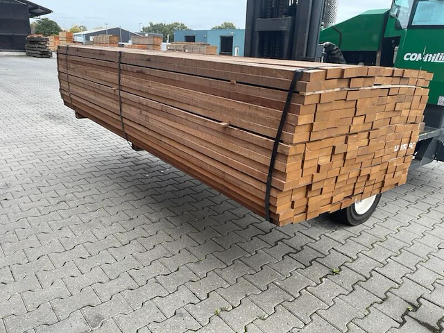 Ca. 108x guyana teak planken fijnbezaagd, 31x80mm, lengte 305cm - afbeelding 2 van  3