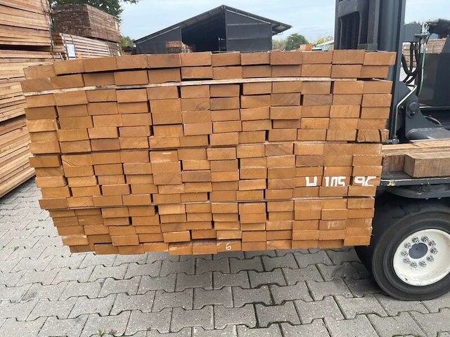 Ca. 108x guyana teak planken fijnbezaagd, 31x80mm, lengte 305cm - afbeelding 3 van  3