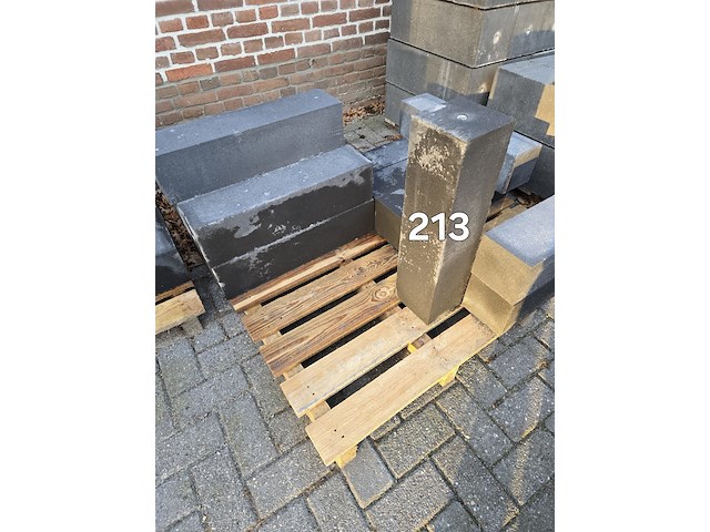 Ca. 10x beton poeren, 150x150mm, lengte 60cm (b keuze) - afbeelding 1 van  1