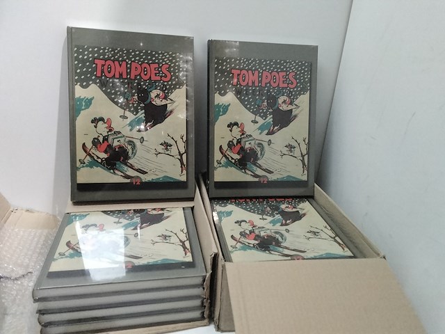 Ca. 10x dik weekblad tom poes hardcover - afbeelding 1 van  5