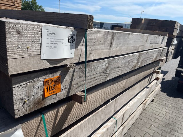 Ca. 10x douglas balken fijnbezaagd, 200x200mm, lengte 300cm - afbeelding 2 van  3