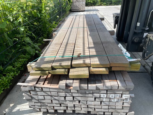 Ca. 10x guyana teak planken fijnbezaagd, 33x158mm, lengte 275cm - afbeelding 1 van  3