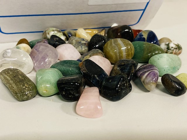 Ca. 10x kilo trommelstenen mix luxe - afbeelding 2 van  3