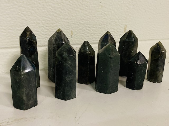 Ca. 10x labradoriet obelisk 6-zijdig - afbeelding 1 van  5