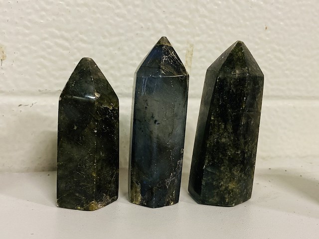 Ca. 10x labradoriet obelisk 6-zijdig - afbeelding 3 van  5