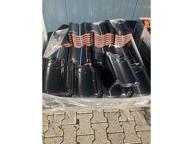 Ca. 10x pallets dakpannen, koramic, bruin/zwart - afbeelding 2 van  13