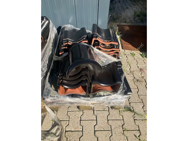 Ca. 10x pallets dakpannen, koramic, bruin/zwart - afbeelding 5 van  13