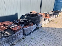 Ca. 10x pallets dakpannen, koramic, bruin/zwart