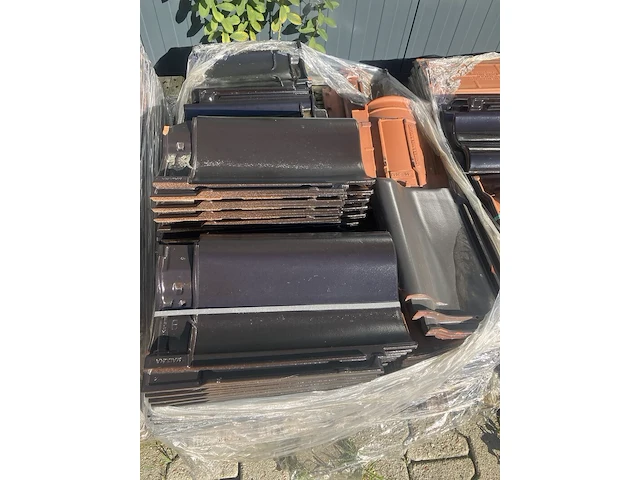 Ca. 10x pallets dakpannen, koramic, bruin/zwart - afbeelding 11 van  13