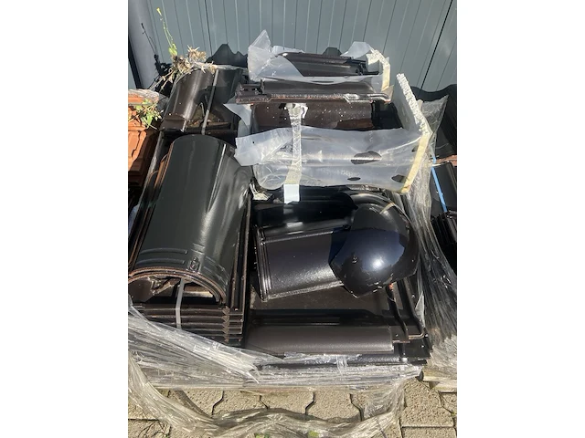Ca. 10x pallets dakpannen, koramic, bruin/zwart - afbeelding 13 van  13