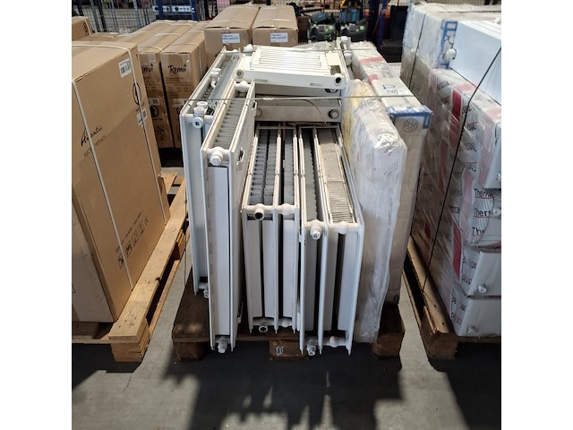 Ca. 10x radiatoren, diverse, old stock - afbeelding 1 van  7