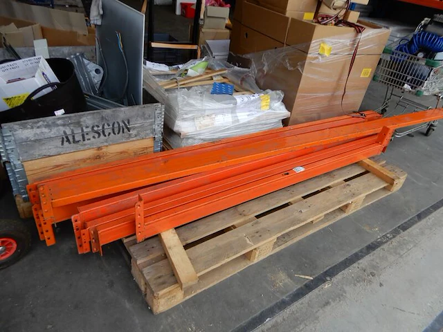 Ca. 10x restanten liggers palletstelling, oranje - afbeelding 1 van  4