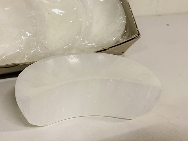 Ca. 10x seleniet schalen 1/2e maan, wit - afbeelding 1 van  2